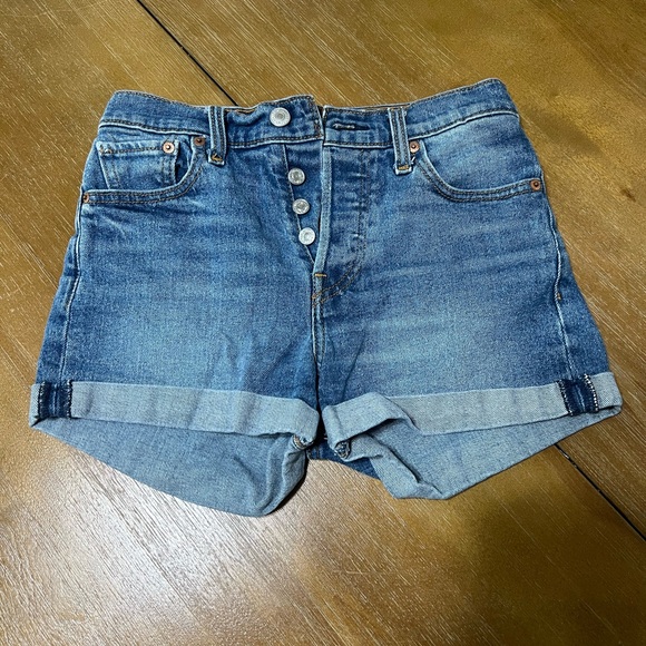 Levi’s High Rise Shorts - Picture 2 of 3